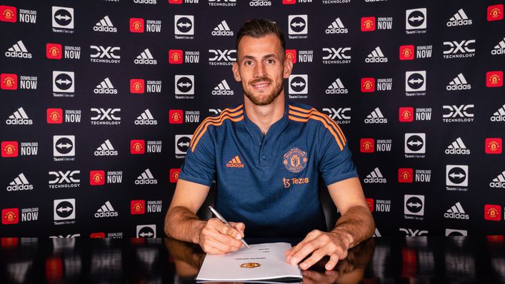 Martin Dubravka has completed a season-long loan switch to Manchester United