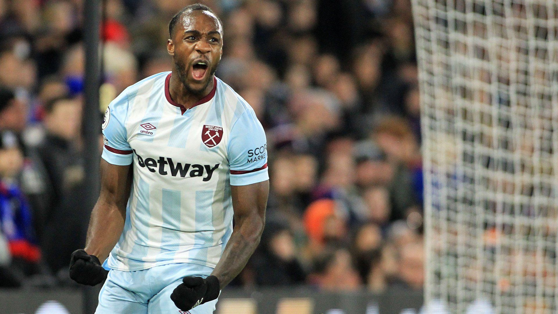 West Ham United extends Michail Antonio contract