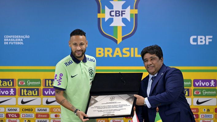 Neymar received a special plaque after breaking Pele's record