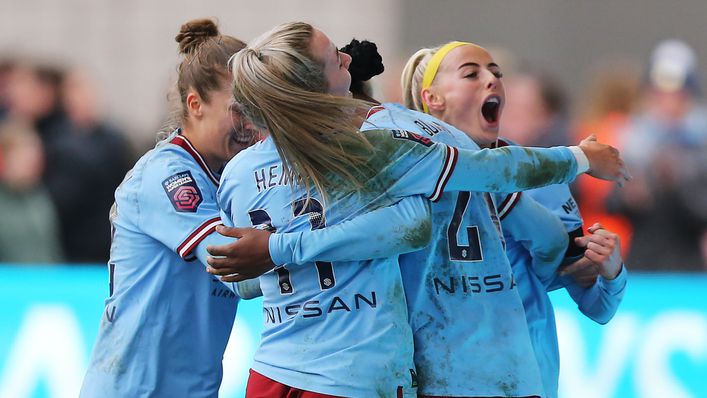 Lauren Hemp and Chloe Kelly were on target as Manchester City beat Arsenal