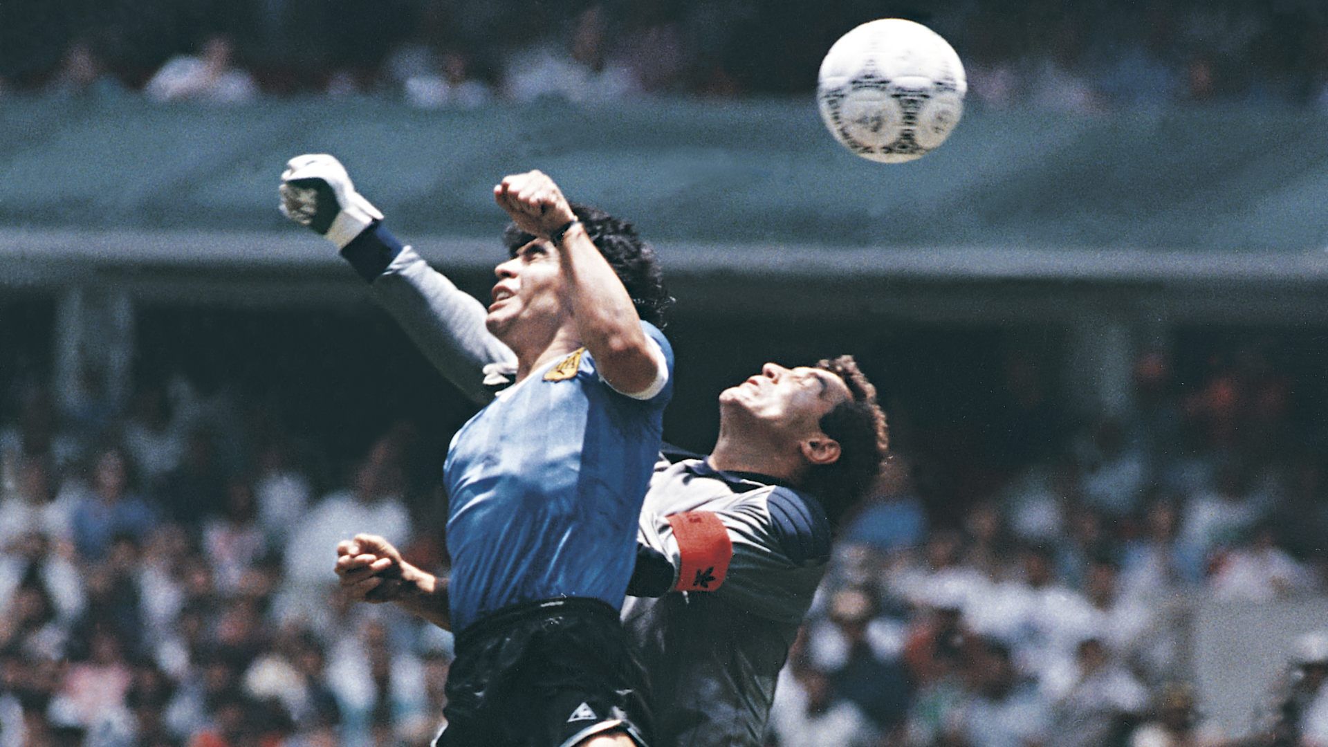 Диего Армандо Марадона рука Бога. Диего Марадона 1986 рука Бога. Диего Марадона 1986. Марадона Аргентина Англия 1986.