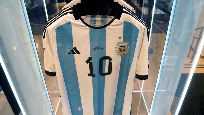 梅西在世界杯比赛中穿的六件球衣售价高达 610 万英镑