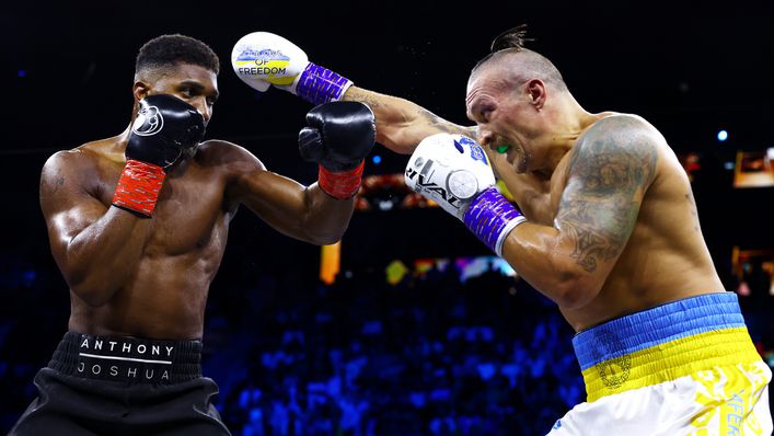 Oleksandr Usyk fails to find the target with a right hand