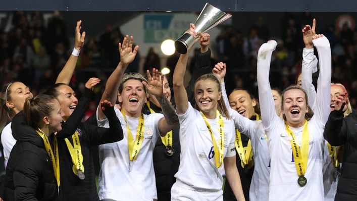 England skipper Leah Williamson lifts the Arnold Clark Cup