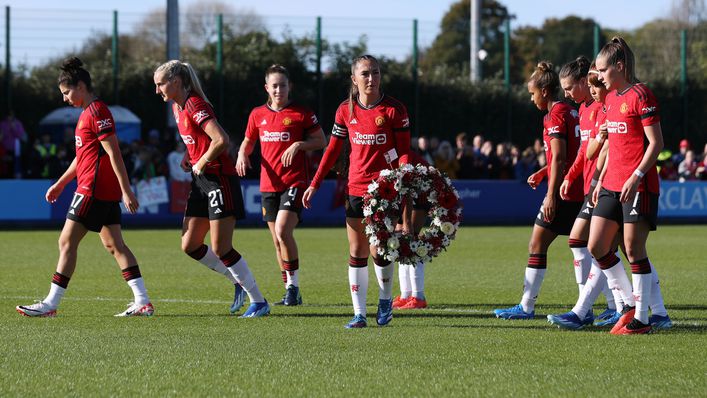 Manchester United players pay tribute to Sir Bobby Charlton before kick-off