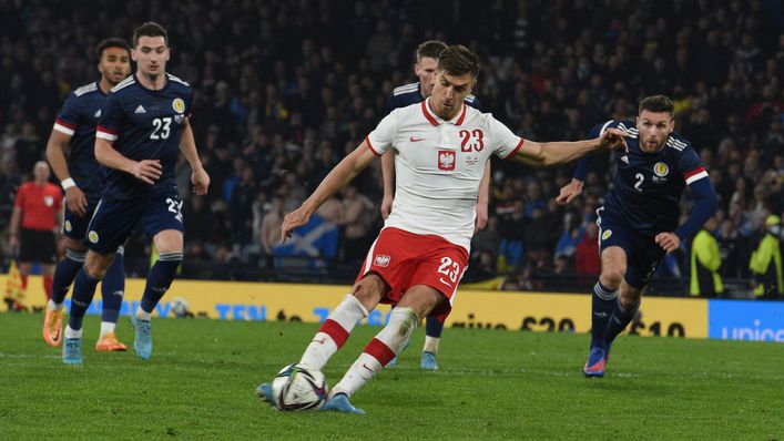 Krzysztof Piatek's stoppage-time penalty earned Poland a 1-1 draw against Scotland