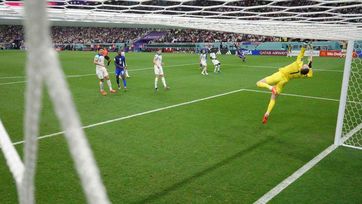 Christian Pulisic sees a fierce snapshot crash against the crossbar with Jordan Pickford beaten