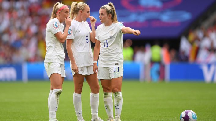 England discuss a late free-kick with extra-time looming